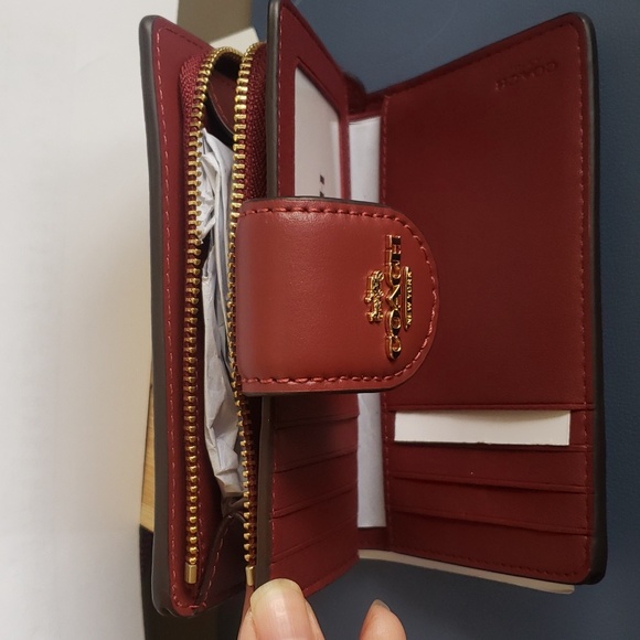 Medium Corner Zip Wallet In Signature Canvas - Picture 3 of 7